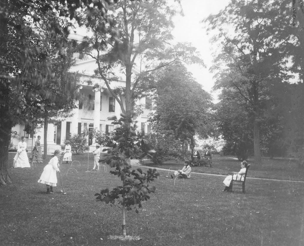 Croquet-on-the-lawn